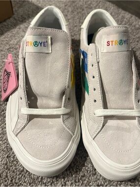 STRAYE Suede Sneakers in Light Gray with Rainbow Accents